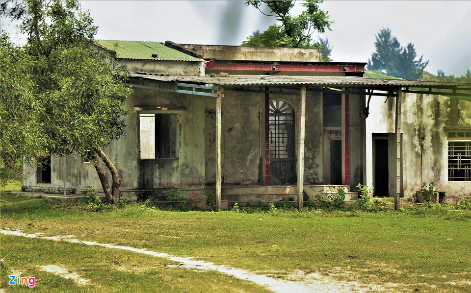 br/> Khu vực mỏ có nhiều nhà cấp bốn của người dân trong diện giải tỏa nhưng chưa phá dỡ. Theo tính toán ban đầu, dự án ảnh hưởng đến cuộc sống của hơn 5.000 hộ dân, phải di dời gần 4.000 hộ. Tuy nhiên, đến nay chỉ mới di dời hơn 100 hộ dân và giải phóng mặt bằng hơn 830 ha. Dự án “đắp chiếu” nhiều năm nay đã ảnh hưởng nặng nề đến môi trường, đời sống của người dân trong vùng dự án.