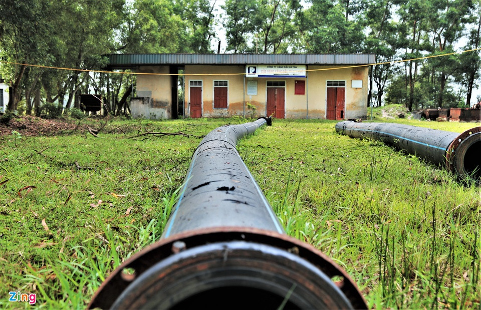 br/> Nhiều đoạn đường ống dùng khai thác và trạm cung cấp nhiên liệu cũng phải đóng cửa vì dự án tạm dừng.