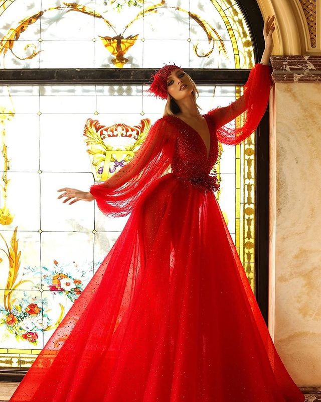 Cùng với thi đấu thể thao, Marina cũng là người mẫu ảnh từ năm 14 tuổi khi được nhà thiết kế thời trang Ema Savahl mời hợp tác. Cô có thể biến hóa linh hoạt theo nhiều phong cách khác nhau, từ năng động đến gợi cảm.