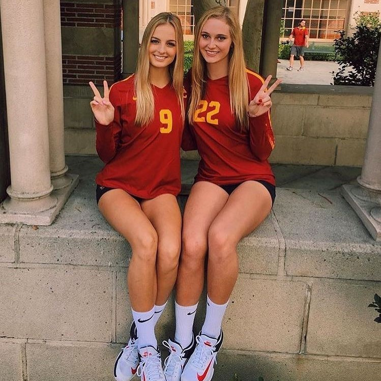 Marina sinh ra trong gia đình có truyền thống thể thao. Cha người đẹp 21 tuổi chơi bóng bầu dục tại Albania, mẹ cô là vận động bóng chuyền chuyên nghiệp ở Albania và Italy. Bắt đầu chơi thể thao từ khi còn ít tuổi, Marina đầu quân cho đội tuyển bóng chuyền quốc gia Albania từ năm 2015 và cùng đồng đội giành nhiều chiến thắng.