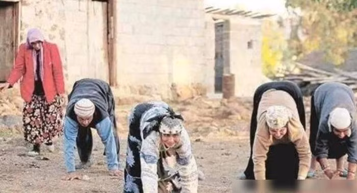 Ngoi lang ky la, khong ai biet di dung, chi co the bo bang 4 chi-Hinh-3