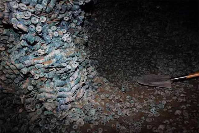 Phát hiện hố đen khổng lồ trên công trường: 2 tấn kho báu dát kín hố ảnh 1