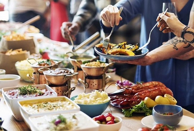 Loat bi mat trong cac nha hang buffet duoc tiet lo, nhieu nguoi phai kinh ngac-Hinh-2