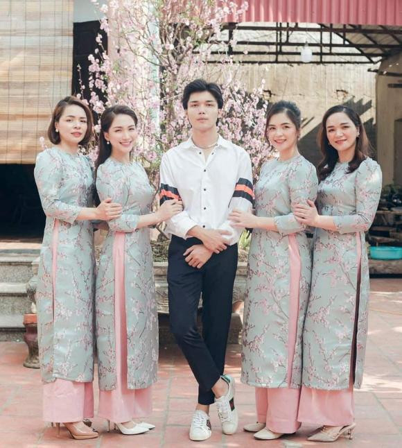 Khoe anh gia dinh nhung em trai Hoa Minzy lai chiem tron spotlight