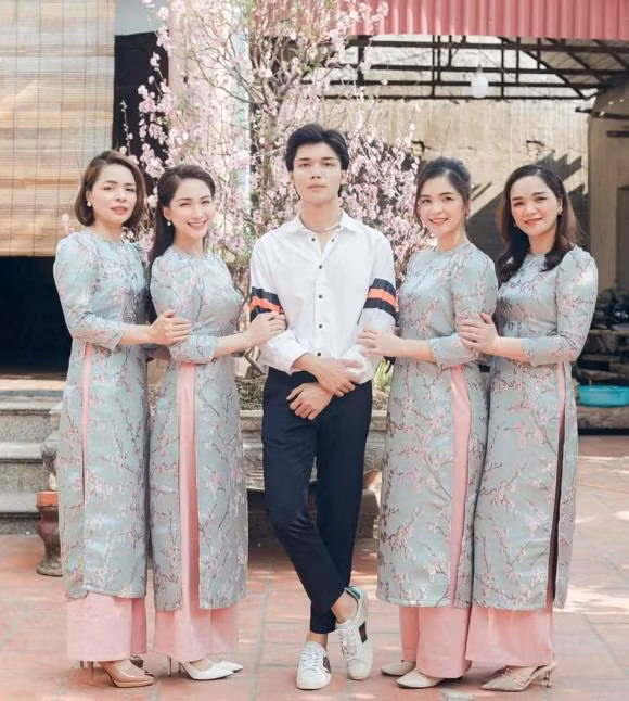 Khoe anh gia dinh nhung em trai Hoa Minzy lai chiem tron spotlight