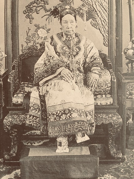 Từ Hi Thái Hậu có khuyết điểm xấu hổ gì mà phải mang "giày hoa bồn"? - Hình 4 Tu Hi Thai Hau co khuyet diem xau ho gi ma phai mang