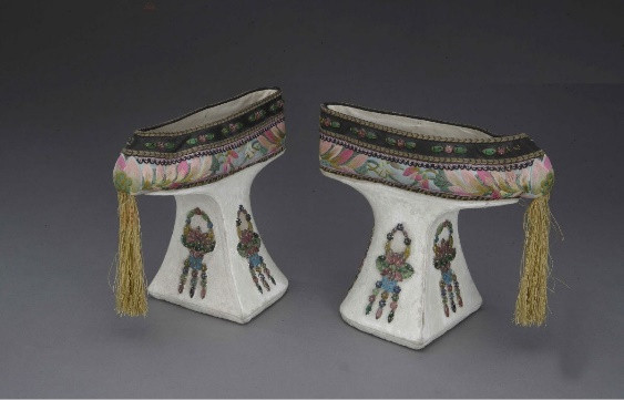 Từ Hi Thái Hậu có khuyết điểm xấu hổ gì mà phải mang "giày hoa bồn"? Tu Hi Thai Hau co khuyet diem xau ho gi ma phai mang