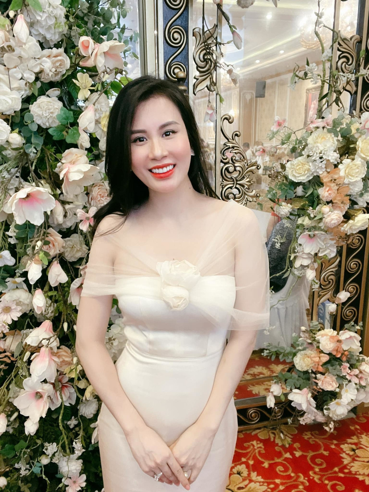 Khi được hỏi có hối hận vì quyết định lùi về phía sau chăm sóc gia đình? Ngọc Hương nhanh chóng khẳng định là không. Cô cũng dành nhiều lời 'có cánh' cho chồng, cho biết Thành Trung là người sống tình cảm, luôn hướng về gia đình.