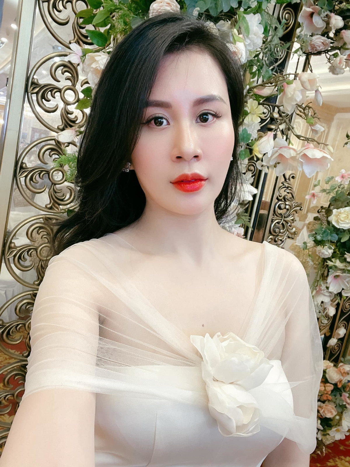 Lấy chồng là người của công chúng nhưng Ngọc Hương cho biết cô không ghen khi thấy chồng được nhiều fan nữ yêu mến. Trong một bài phỏng vấn với VietNamNet, Ngọc Hương chia sẻ: "Tôi hiểu tính của chồng nên luôn tin tưởng. Thêm nữa chồng càng đẹp càng nhiều người hâm mộ tôi lại càng thích".