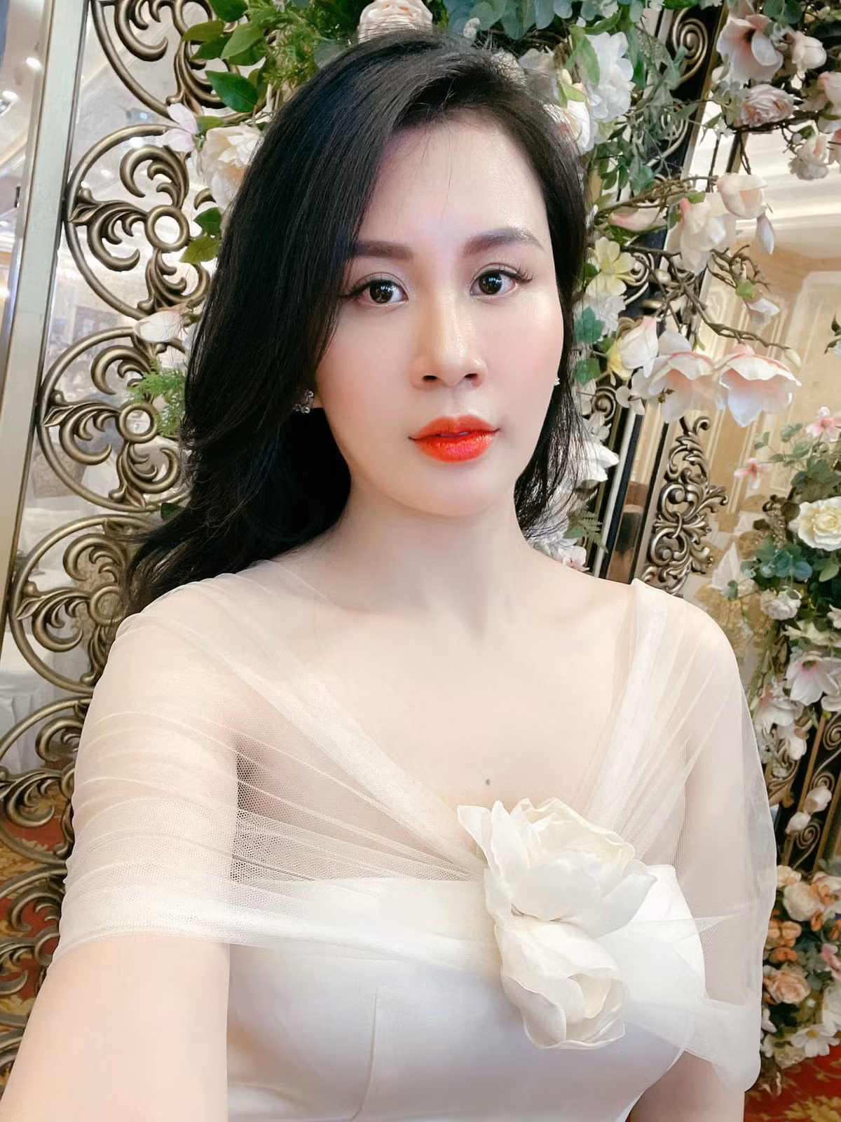 Lấy chồng là người của công chúng nhưng Ngọc Hương cho biết cô không ghen khi thấy chồng được nhiều fan nữ yêu mến. Trong một bài phỏng vấn với VietNamNet, Ngọc Hương chia sẻ: "Tôi hiểu tính của chồng nên luôn tin tưởng. Thêm nữa chồng càng đẹp càng nhiều người hâm mộ tôi lại càng thích".