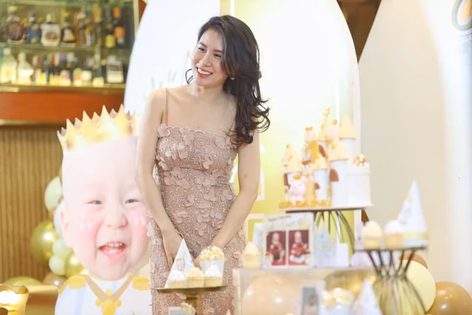 Ngọc Hương rạng rỡ, trẻ đẹp trong tiệc sinh nhật của hai con trai.