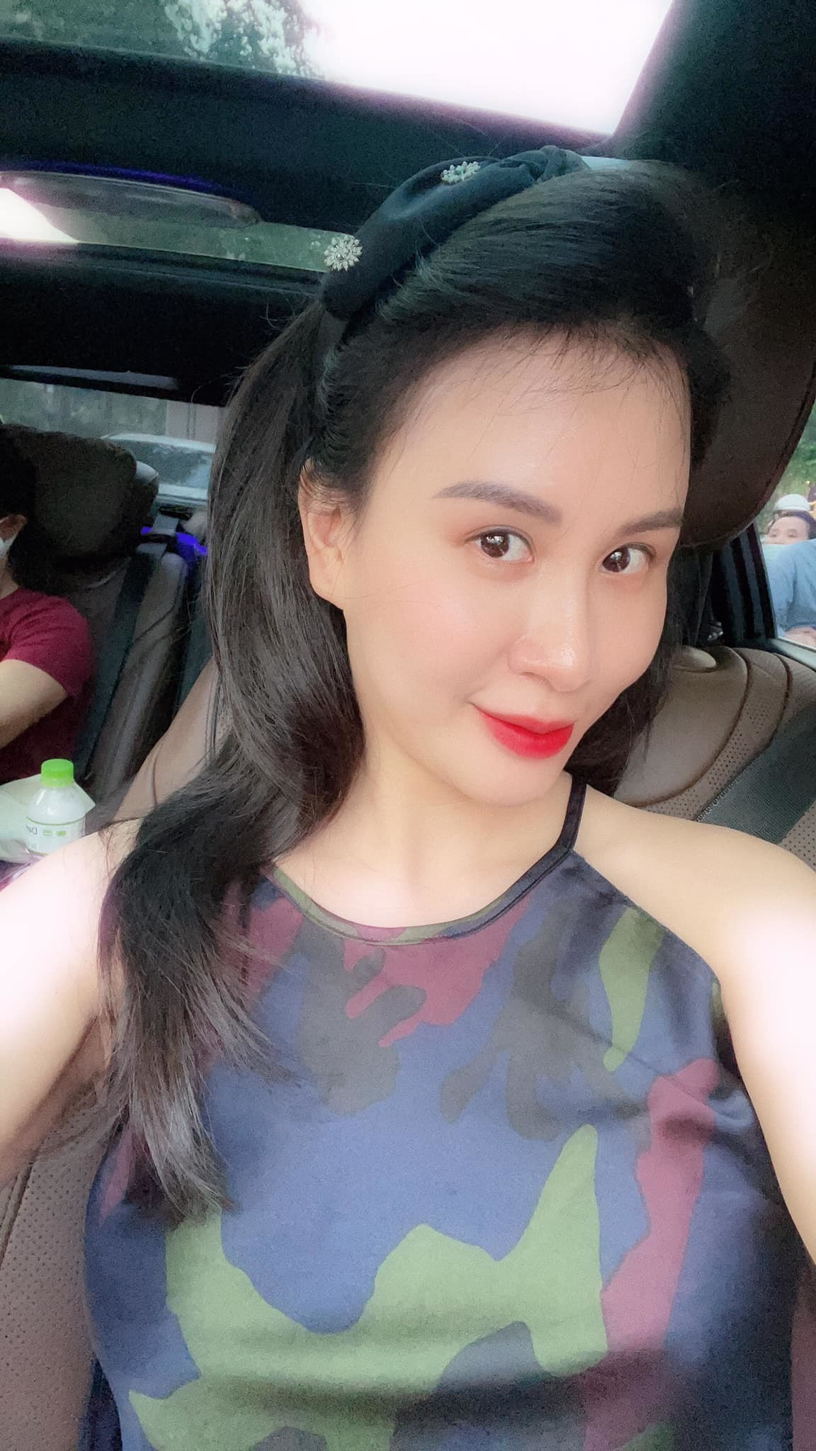 Ngọc Hương sở hữu nhan sắc xinh đẹp, gu thời trang hiện đại và gợi cảm. Sau khi hạ sinh cặp sinh đôi được 6 tháng, vóc dáng của Ngọc Hương lại thon gọn như xưa khiến nhiều người ngưỡng mộ.