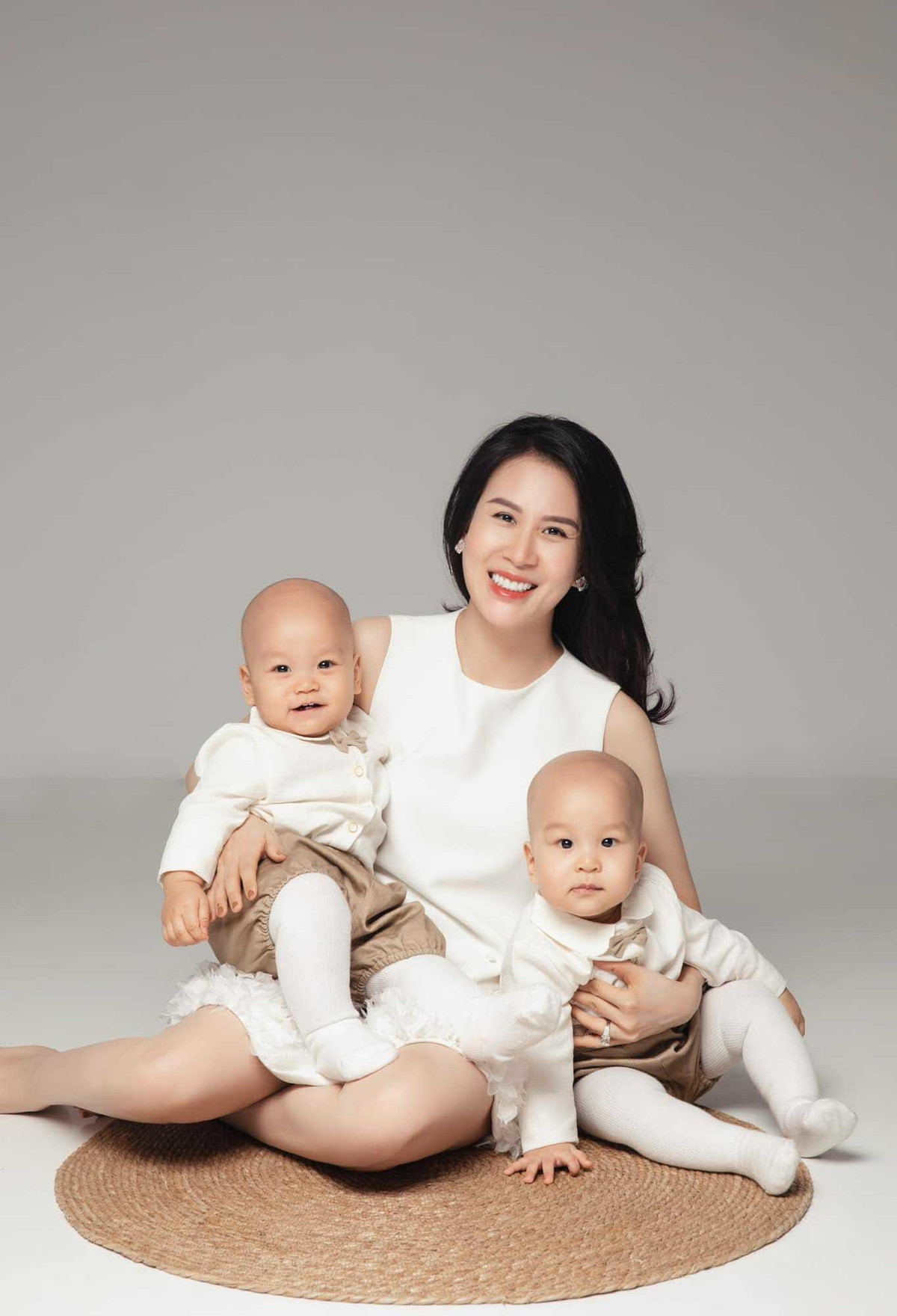 Ngọc Hương sinh năm 1991, là cựu tiếp viên hàng không, kém MC Thành Trung 8 tuổi. Trước khi yêu nhau, cô và Thành Trung từng gặp nhau nhiều lần trên máy bay như định mệnh đã sắp đặt. Sau khi kết hôn một thời gian, Ngọc Hương quyết định nghỉ việc để lui về chăm lo cho gia đình.