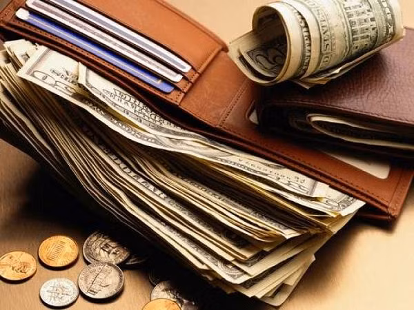  Ví tiền. Mỗi chiếc ví tiền đề gắn liền với mệnh và tuổi của chủ nhân. Chính vì vậy, khi bạn nhìn thấy một chiếc ví tiền bị rơi dù còn mới thì cũng không nên nhặt về dùng. 