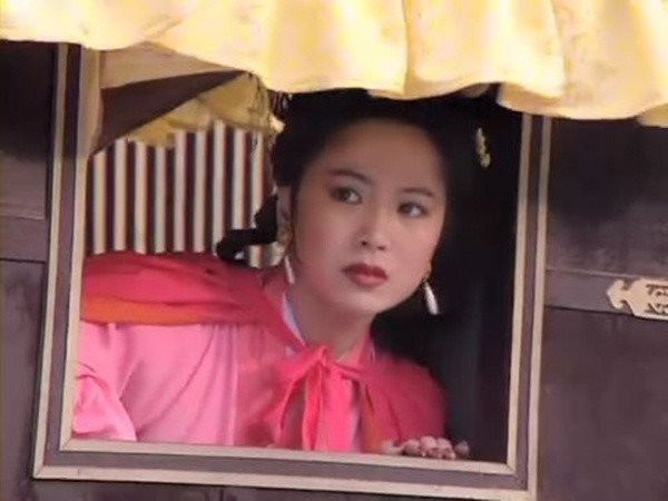  Triệu Việt vai Tôn Thượng Hương: Triệu Việt sinh năm 1965, đảm nhận vai Tôn Thượng Hương - em gái Tôn Quyền sau này được gả cho Lưu Bị. Cô sinh ra trong gia đình nghệ thuật, từ nhỏ đã học múa bale. Năm 1990, nữ diễn viên ra nước ngoài tham gia khóa đào tạo chuyên sâu ngành múa.