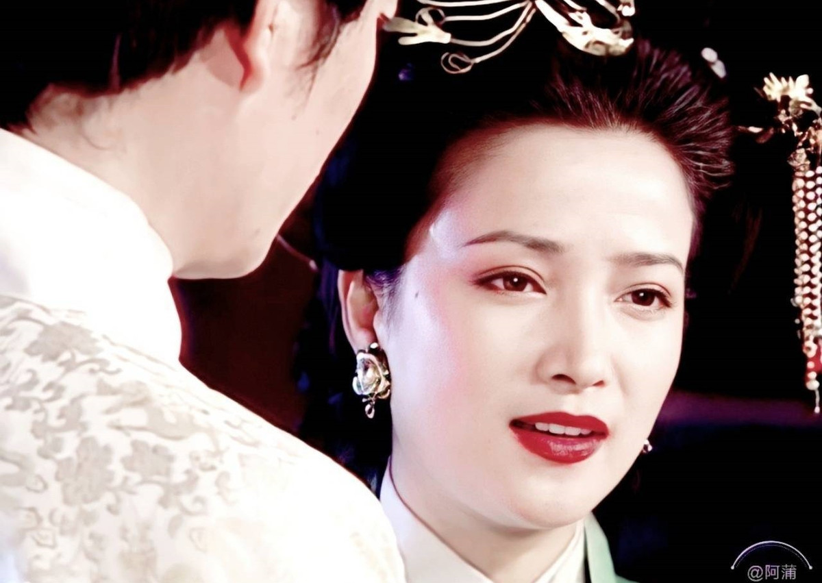  Hà Tình vai Tiểu Kiều: Văn học Trung Quốc có Tứ đại danh tác được đánh giá là bốn tác phẩm cổ điển nổi tiếng nhất. Đó là Tam quốc diễn nghĩa, Thủy hử, Hồng lâu mộng và Tây du ký. Được tham gia diễn xuất trong Tứ đại danh tác là niềm tự hào với nhiều nghệ sĩ. Trong số các diễn viên nữ, Hà Tình là mỹ nhân được ưu ái nhất. Người đẹp sinh năm 1964 góp mặt trong cả bốn tác phẩm truyền hình chuyển thể. Năm 1993, khi CCTV công bố kế hoạch làm Tam quốc diễn nghĩa, Hà Tình được đo ni đóng giày cho vai mỹ nhân Tiểu Kiều - vợ Chu Du.