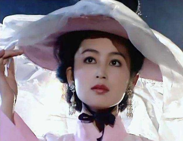  Trần Hồng thủ vai Điêu Thuyền: Trong Tam Quốc diễn nghĩa (1994), Trần Hồng xuất hiện không nhiều, nhưng bà gây ấn tượng mạnh với khán giả nhờ vẻ đẹp thơ mộng và diễn xuất tốt. Chính vì vậy, năm 2003, Trần Hồng thêm một lần nữa vào vai Điêu Thuyền trong bộ phim truyền hình Lã Bố và Điêu Thuyền.