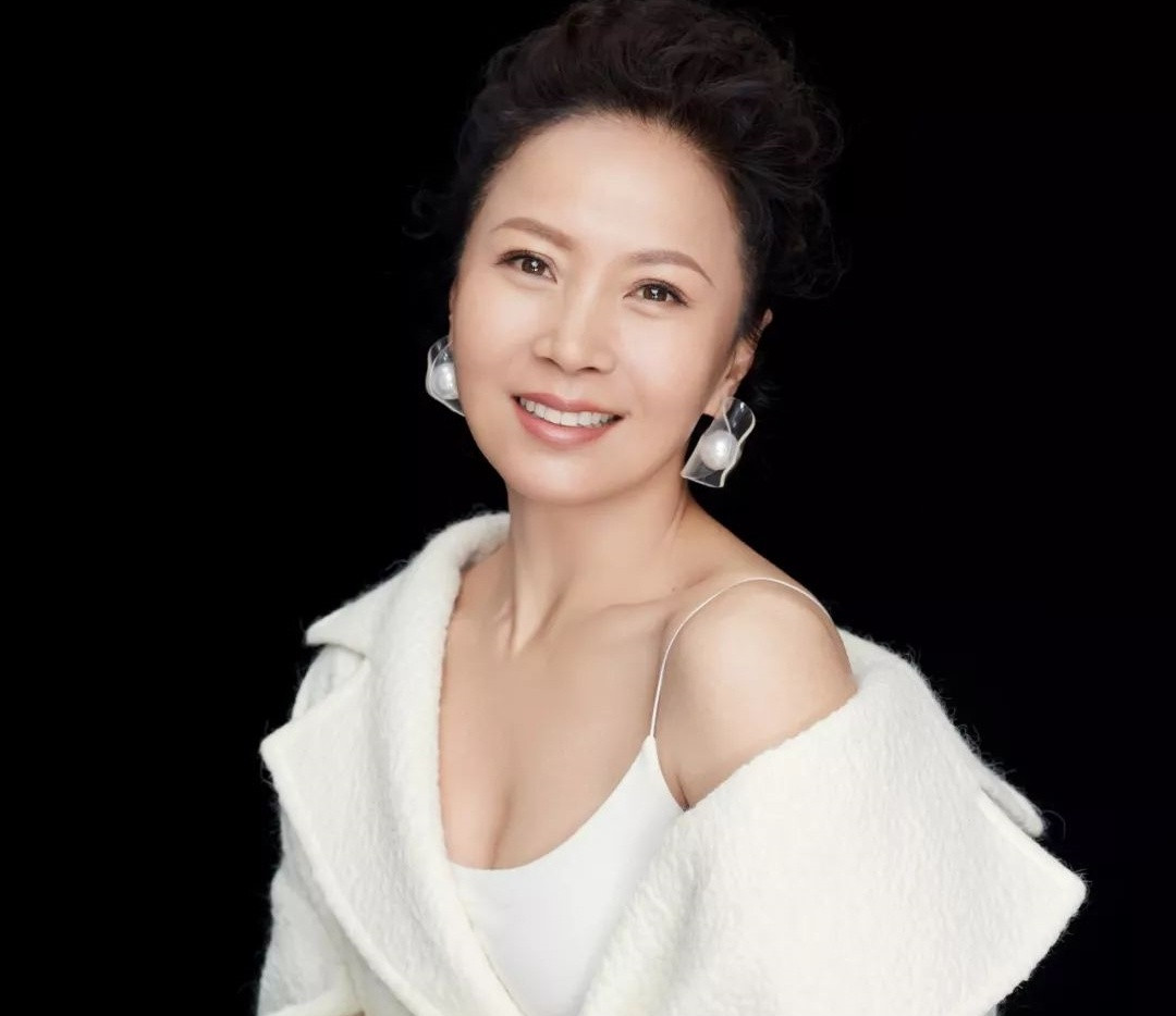 br/> Triệu Việt từng tham gia nhiều bộ phim khác như Đại nhân vật, Tiệm cà phê hoàng tử, The Diamond's Dream... Nữ diễn viên kết hôn với tài tử Đông Phàm. Họ hẹn hò sau khi diễn chung trong tác phẩm Án mạng tại chợ Thái Bình. Hai nghệ sĩ kết hôn năm 1997, đến nay vẫn không có con. Triệu Việt và Đông Phàm luôn tìm cách giữ lửa hôn nhân bằng cách thường xuyên cùng đi du lịch, tập thể hình...