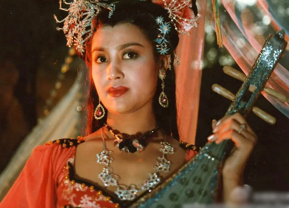  Lý Vân Quyên thể hiện vai Chúc Dung phu nhân: Là vợ của Nam Man Vương Mạnh Hoạch, nàng có võ nghệ cao cường, giỏi dùng phi đao. Nữ diễn viên Lý Vân Quyên sinh năm 1958, tham gia Tây du ký 1986 (vai Bọ Cạp tinh), Hiệp khách hành. Bà từng là nghệ sĩ thuộc nhà hát Kinh kịch Trung Quốc, có cha là nghệ thuật gia Kinh kịch Lý Hòa Tăng. Song, Lý Vân Quyên ngừng diễn xuất từ năm 2004. Đến nay, không ai biết thông tin mới của bà.