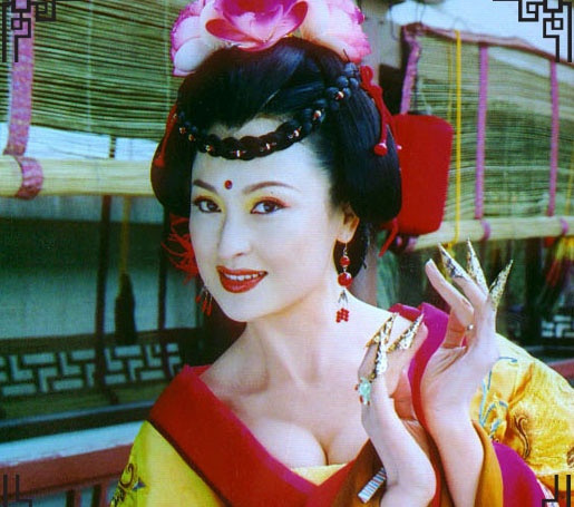  Vương Lộ Dao vai Mi phu nhân: Mi phu nhân là chính thất của Lưu Bị, nhưng lịch sử Trung Quốc ít có tư liệu về nhân vật này. Trong phim, nữ diễn viên quyến rũ Vương Lộ Dao thể hiện vai Mi phu nhân có cuộc đời gian truân. Sau này, bà nhảy xuống giếng tự vẫn để Triệu Vân phá vòng vây cứu ấu chúa Lưu Thiện (A Đẩu). Vương Lộ Dao từng tham gia các bộ phim đáng chú ý như Thiên Long Bát Bộ (2003), Đại Đường ca phi (2003), Tuyết sơn phi hồ, Bích Huyết kiếm.