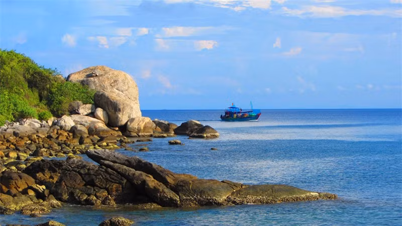 Bãi tắm Sa Huỳnh thoai thoải, không có đá ngầm, lý tưởng để đắm mình trong làn nước mát, hay thả bộ chân trần dọc bờ biển vắng, để bắt gặp các ghềnh đá thiên hình vạn trạng và ngắm bức tranh trời mây non nước hữu tình. Ảnh: Abay.