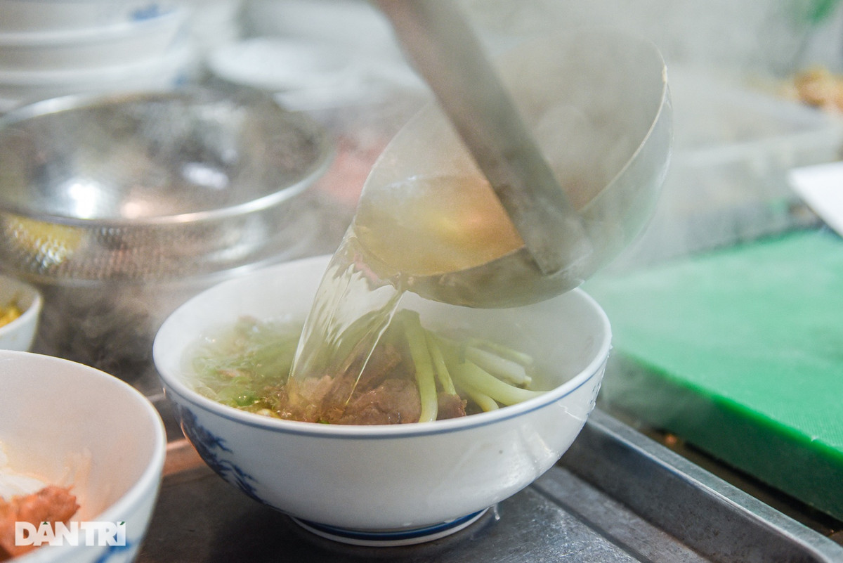 "Quán phục vụ 90% là khách quen tới ăn. Chúng tôi không quảng cáo hay làm quán to, nổi bật nên thường khách lạ không biết tới. Nhưng nếu đã tới ăn, hầu hết khách đều sẽ quay lại", anh Thành chia sẻ.