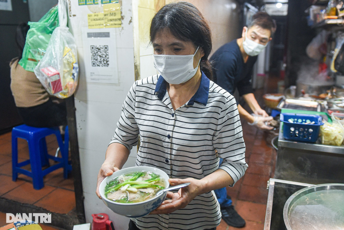 Nhiều người tới đây ăn vì phở tái, gân, gầu… ngon, nhưng có người lại "chết mê, chết mệt" vị của món phở sốt vang. "Phở sốt vang có thể được coi là điểm nhấn của quán tôi. Nồi nước dùng được làm chỉ có thịt và nước sốt gia truyền. Nước phở sốt vang quán tôi không cho cà rốt hay cà chua như những hàng khác", anh Thành chia sẻ. "Quán nhỏ, hơi chật nhưng gọn gàng, sạch sẽ. Mình chọn phở sốt vang. Đúng là không uổng công đi xa! Phở nhiều thịt, nước dùng ngon, đậm đà, rất vừa miệng. Đây là một trong những nơi có phở sốt vang ngon nhất mình từng ăn", chị Quỳnh khen ngợi.