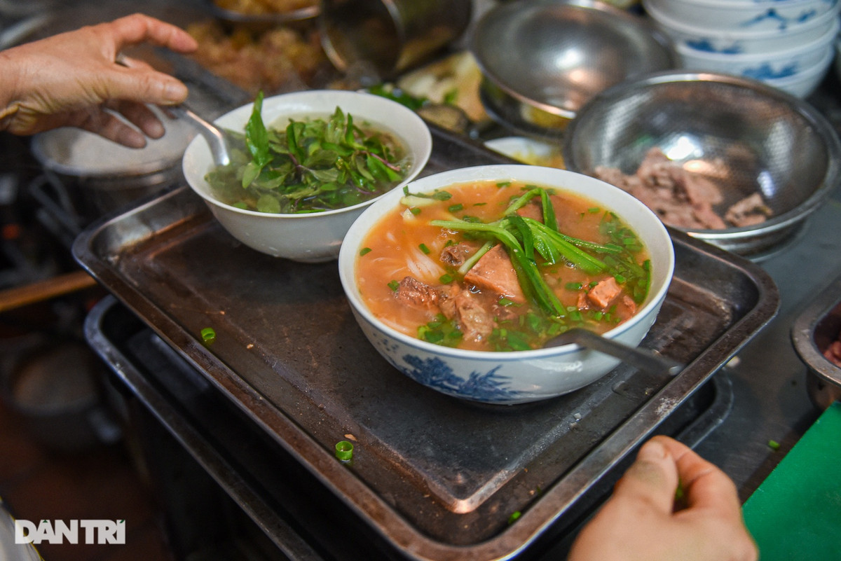 "Phở ở đây không nồng mùi hồi, quế, phần nước dùng ngọt, thanh, có mùi thơm thoang thoảng, hấp dẫn. Nhà tôi cách đây chừng 2km, tối cuối tuần, hai vợ chồng hay qua đây đổi bữa. Tôi ăn phở Thật cũng ngót nghét 20 năm rồi", ông Cấn (Hoàn Kiếm, Hà Nội) chia sẻ. 