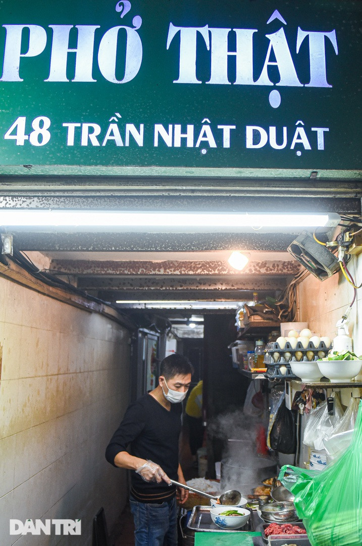  Mở cửa đã hơn 40 năm, mỗi tối, quán phở Thật đều phục vụ cả trăm thực khách. Trước đây, quán đón khách từ 17h hôm trước đến 5h sáng hôm sau, là địa chỉ ăn đêm có tiếng của Hà thành. Hiện tại, để đảm bảo yêu cầu về phòng chống dịch của thành phố, quán chỉ bán đến 21 giờ. Thực đơn của quán đa dạng nhưng có 3 món được ưa thích nhất, "đắt hàng" nhất là phở tái, phở chín, phở sốt vang. Theo chia sẻ của chủ quán, chỉ trong vài tiếng ít ỏi buổi tối, quán bán hết khoảng 300 bát phở. 