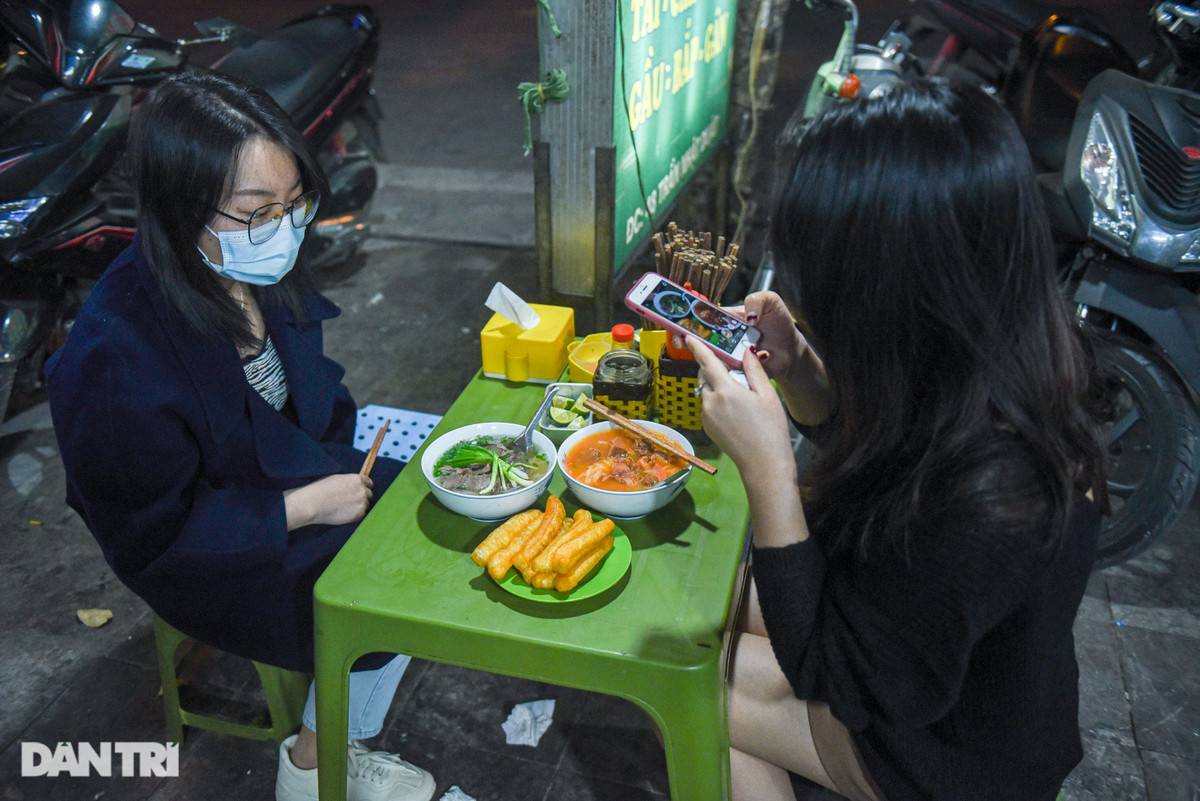 Khu vực bếp nấu phở "lộ thiên", khách nào cũng có thể nhìn thấy nhưng khá nhỏ, hẹp. Ở đây lúc nào cũng có 3 nồi nước dùng lớn sôi sùng sục, khói bốc nghi ngút: một nồi nước dùng để sử dụng cho phở tái, chín; một nồi chuyên sốt vang còn nồi lớn nhất dùng ninh xương.