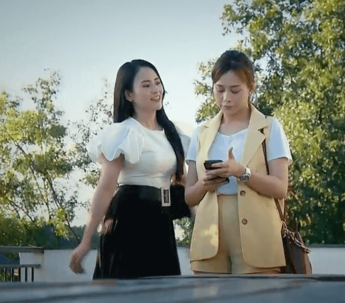 Sang tập 2, Nam diện một set gile màu vàng. Thay vì diện váy nữ tính, Nam lựa chọn chiếc quần short ngắn, kết hợp với áo phông trắng ngắn tay.