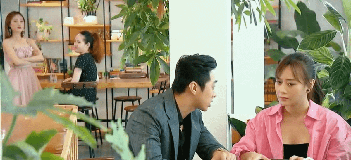 Trang phục trong tập Nam bị dàn dựng đánh ghen. Nhiều khán giả tỏ ra khó hiểu khi Nam mặc khá thoải mái trong trường hợp đang đi gặp đối tác. Thậm chí, trang phục còn kém phần sang trọng.