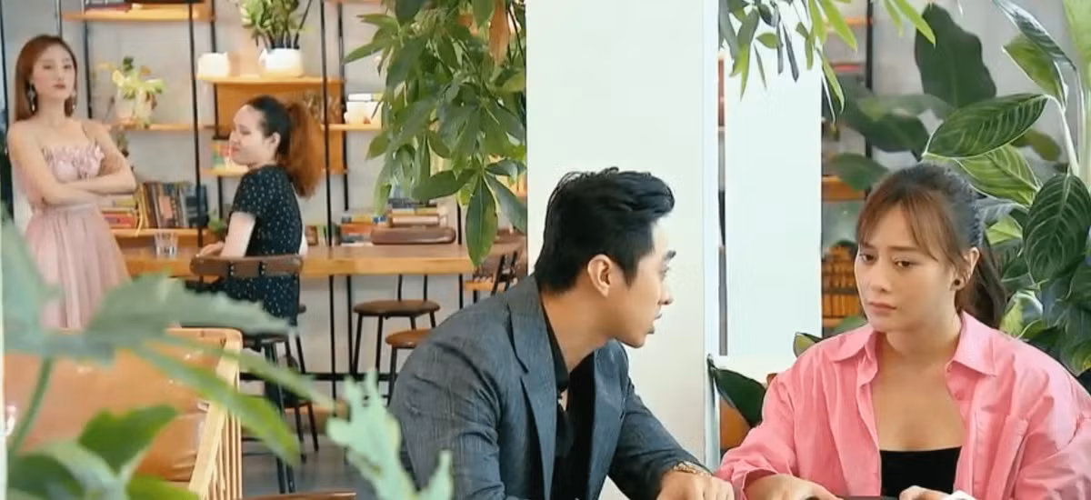 Trang phục trong tập Nam bị dàn dựng đánh ghen. Nhiều khán giả tỏ ra khó hiểu khi Nam mặc khá thoải mái trong trường hợp đang đi gặp đối tác. Thậm chí, trang phục còn kém phần sang trọng.