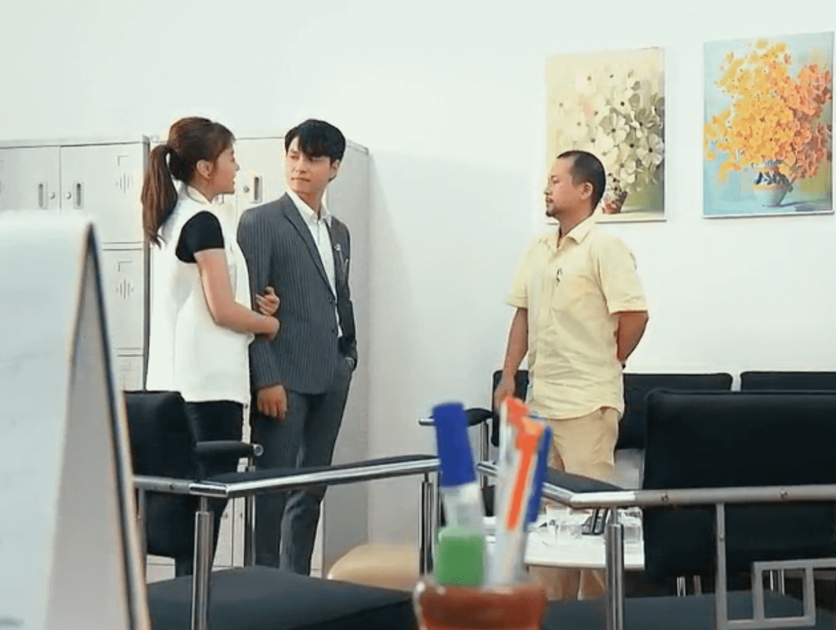 Nếu như ở phần 1, Nam xuất hiện với áo len đủ sắc màu, kiểu dáng thì sang phần 2, áo gile là trang phục xuyên suốt của nhân vật. Ngay tập đầu tiên ở phần 2, khi xuất hiện bên cạnh Phi, Nam đã kết hợp một chiếc gile trắng cùng áo phông đen bên trong.