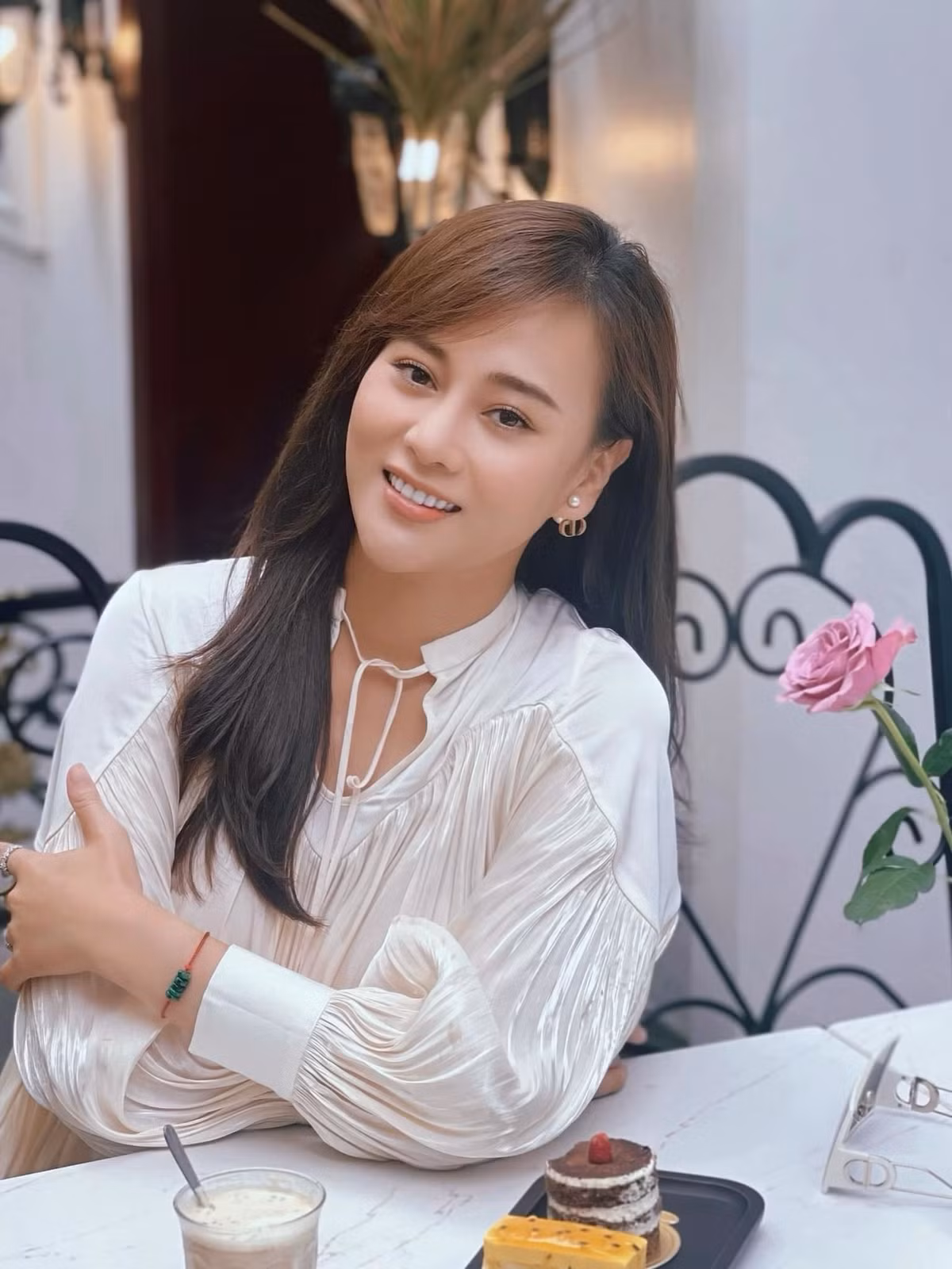 Trước nhiều bình luận của khán giả, Phương Oanh đã lên tiếng trên trang cá nhân: ""Gile ok mà nhỉ? Nam bản chất không phải là người trưng diện, không cầu kỳ nên là ăn mặc có thể không được đẹp nhưng đâu đến nỗi thảm hoạ? Cá nhân Oanh nghĩ chúng ta thay vì cứ chăm chăm soi vào loạt gile đủ màu của Nam thì sao không tập trung vào câu chuyện, vào nội dung phim để thấy được đủ vị tình người mà bộ phim muốn truyền tải, đúng với ý nghĩa Hương vị tình thân của nó".