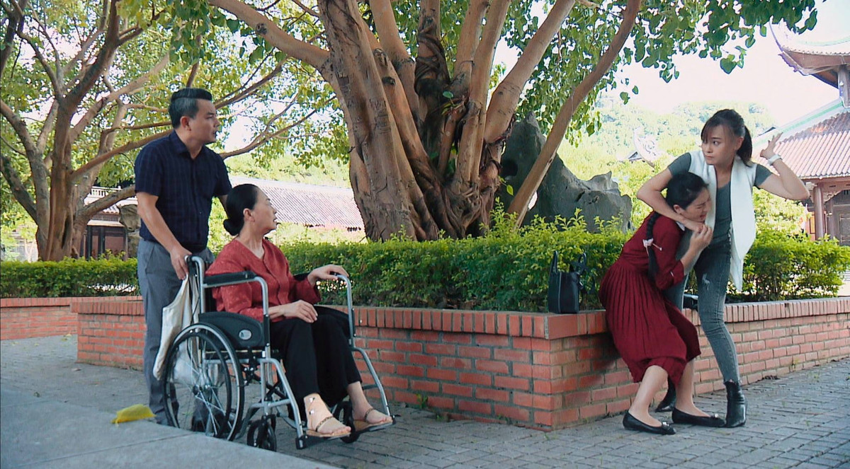 Có thể thấy tạo hình xuyên suốt của Nam là áo gile đủ màu, kết hợp với áo phông trắng, đen và quần jeans. Đặc biệt, đôi bốt ngắn cổ màu đen, nâu được Nam sử dụng hầu như là với mọi trang phục khiến khán giả "ngán ngẩm".