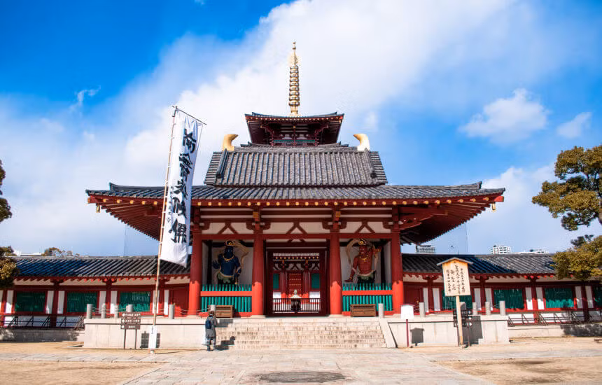  10. Đền Shitennoji, Nhật Bản. Ngôi đền Phật giáo này nằm ở Osaka và được đặt theo tên của bốn vị vua trên trời bảo vệ thế giới khỏi cái ác. Đền Shitenoji được ca ngợi là ngôi đền Phật giáo lâu đời nhất ở Nhật Bản mặc dù các tòa nhà của nó đã được xây dựng lại nhiều lần trong suốt lịch sử hàng thế kỷ trường tồn của mình. Ảnh: Exploretuor