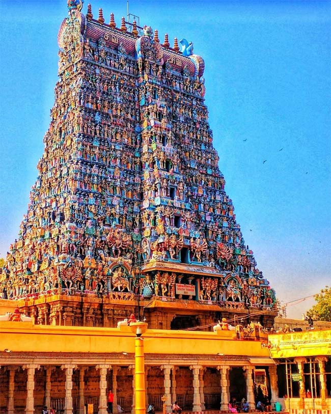  2. Đền Meenakshi, Ấn Độ. Ngôi đền Hindu tuyệt đẹp ở Madurai này dành để thờ cúng nữ thần Parvati. Nó quyến rũ mọi du khách bởi các cổng vào cao chót vót được trang trí bởi hàng ngàn bức tượng nhiều màu sắc. Đây được cho là một trong những ngôi đền lâu đời nhất ở Ấn Độ, gồm bốn cổng và ba bức tường bao quanh. Ảnh: Abpvis