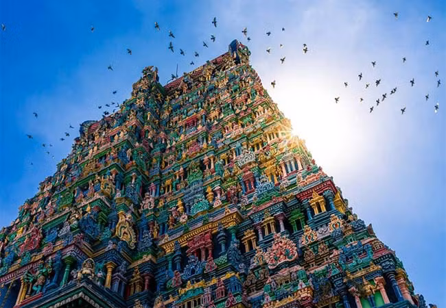 Thời gian đẹp nhất để thăm quan là từ 5 giờ sáng đến 12 giờ trưa, và 4 giờ chiều đến 10 giờ tối. Có hướng dẫn du lịch tại đền. Ảnh: Abpvis 