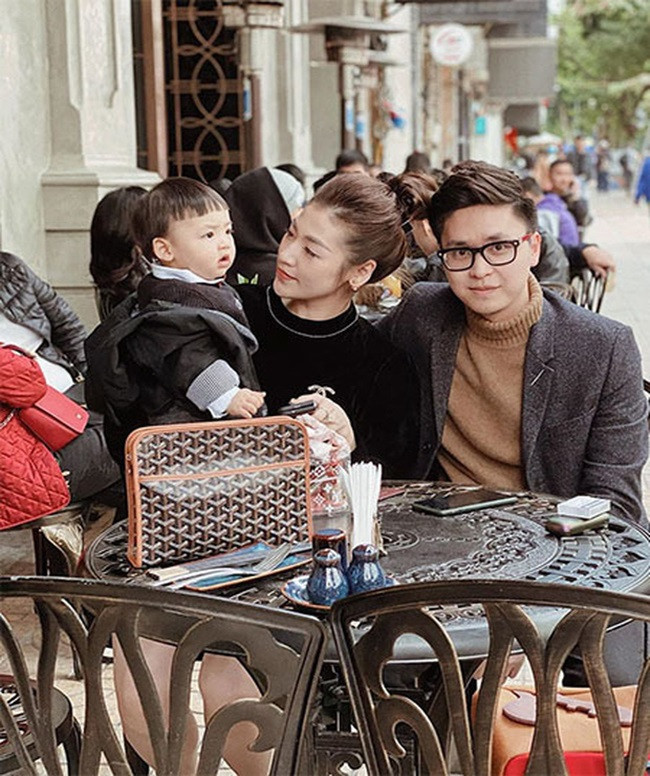 Cậu quý tử hiện tại được 2 tuổi, càng lớn lại càng đáng yêu, dễ thương và được nhận xét rất giống bố Gia Lộc. Con trai Tú Anh thừa hưởng nhiều nét đẹp từ bố lẫn mẹ.