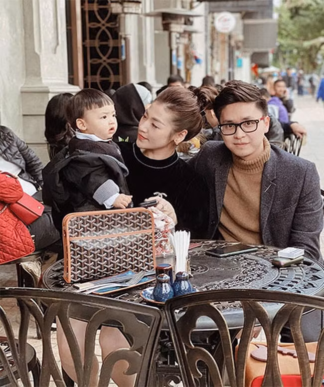 Cậu quý tử hiện tại được 2 tuổi, càng lớn lại càng đáng yêu, dễ thương và được nhận xét rất giống bố Gia Lộc. Con trai Tú Anh thừa hưởng nhiều nét đẹp từ bố lẫn mẹ.
