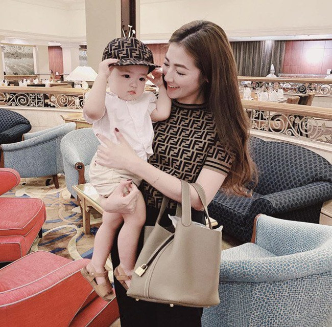 Được biết, trước khi công khai ảnh con, Tú Anh đã phải xin phép chồng và mọi người trong gia đình. Cậu bé được mẹ lập cho một tài khoản Instagram riêng và thu hút rất nhiều lượt yêu thích. Được mọi người khen ngợi, Tú Anh rất hạnh phúc và thường xuyên chia sẻ ảnh của con trai nhiều hơn.