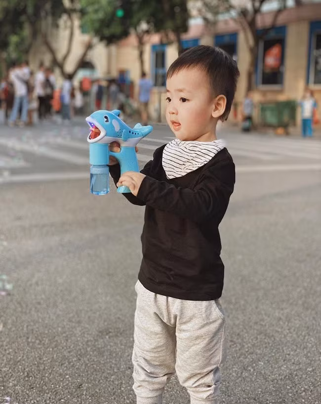 Vốn sinh ra trong một gia đình có gia thế, mẹ lại là người rất biết cách làm đẹp cho đời sống nên từ nhỏ, cậu bé Kem đã sở hữu nhiều món đồ hiệu đắt đỏ. Ước tính các món đồ từ vài triệu đến cả chục triệu đồng. Kem cũng được đánh giá là một trong những hotkid của làng giải trí Việt.