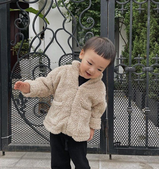 Chia sẻ về con trai Kem, Á hậu Tú Anh từng cho biết việc có con là điều hạnh phúc nhất đối với cô. Bé Kem ra đời thay đổi mọi suy nghĩ, nhân sinh quan và tác động đến mọi quyết định của cô trong cuộc sống. 