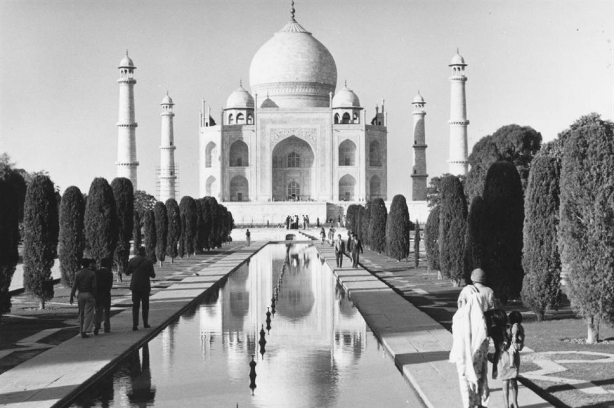 Đền Taj Mahal (Agra, Ấn Độ). Đền Taj Mahal được hoàng đế Mughal Shah Jahan xây dựng vào năm 1632 để tưởng niệm vợ ông. Đây là một trong những điểm tham quan nổi tiếng nhất của Ấn Độ, thường đón khoảng 3 triệu khách du lịch mỗi năm. Trong ảnh là khung cảnh bình yên của ngôi đền vào năm 1960.