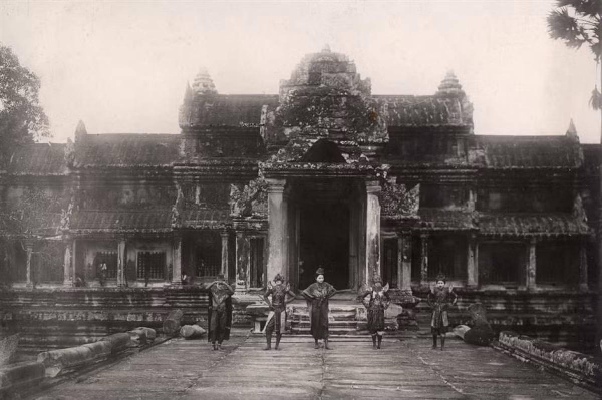Quần thể Angkor Wat (Siem Reap, Campuchia). Quần thể đền Angkor Wat được cho là công trình kiến trúc tôn giáo lớn nhất thế giới, có diện tích 162,6 hecta và bao gồm hơn một nghìn tòa nhà. Bức ảnh trên chụp vào năm 1910 với các vũ công Apsara trong trang phục truyền thống bên ngoài ngôi đền.