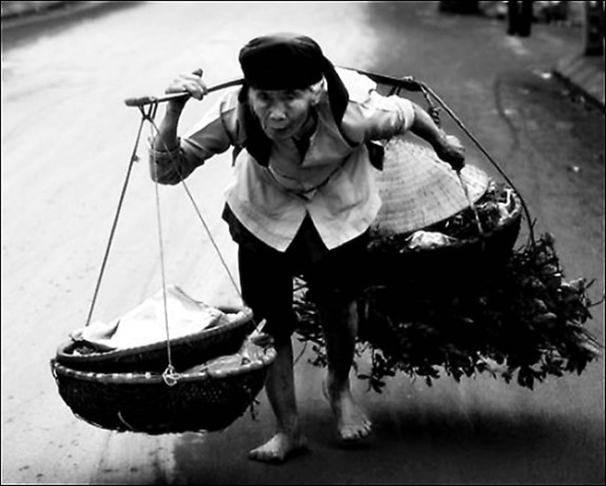 Mẹ trước khi chết đem tài sản cho hàng xóm, con tức tối đi gây sự Me truoc khi chet dem tai san cho hang xom, con tuc toi di gay su