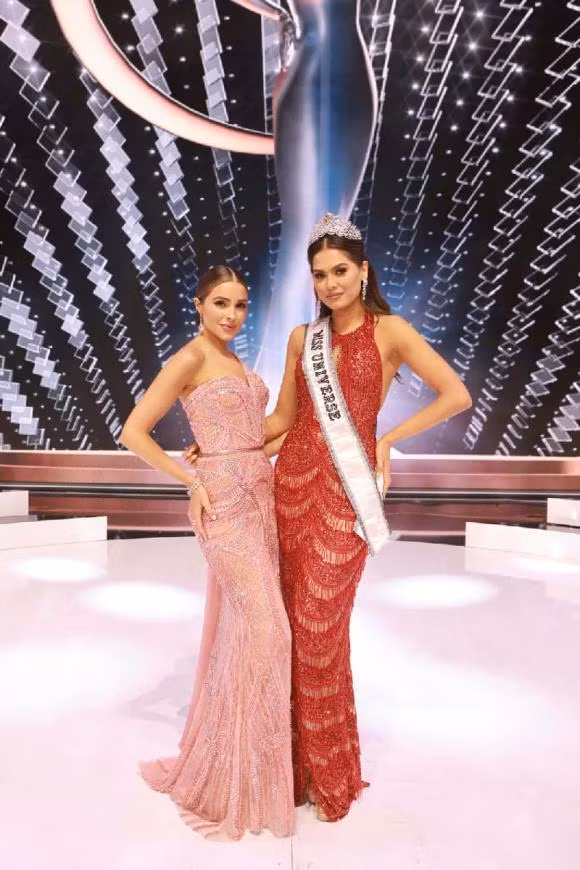 Miss Universe 2012 bi chi trich vi say xin nga nam ngay goc cay ben duong-Hinh-5