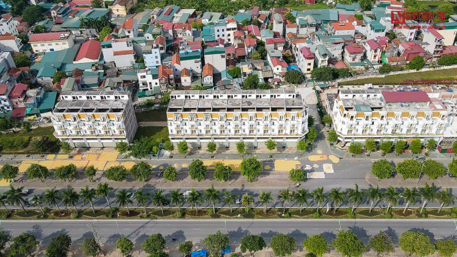 Theo ghi nhận của Người Đưa Tin Pháp Luật, dọc hai bên đường Lê Trọng Tấn (quận Hà Đông), đoạn nối Đại lộ Thăng Long và đường Tố Hữu tập trung rất nhiều dự án bất động sản, đây được xem là khu vực đắc địa của phân khúc biệt thự liền kề, shophouse...