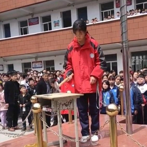 Ngoi truong o Trung Quoc bat hoc sinh dung bua dap dien thoai-Hinh-2